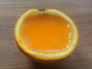 夏日小清新：橙子果冻,凝固好的橙子果冻。

可以直接用勺子挖着吃。