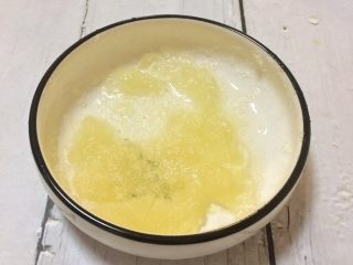 夏日小清新：橙子果冻,浸泡5分钟左右，让吉利丁粉充分吸收水份。