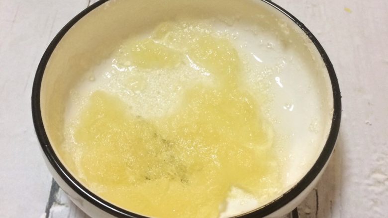 夏日小清新：橙子果冻,浸泡5分钟左右，让吉利丁粉充分吸收水份。