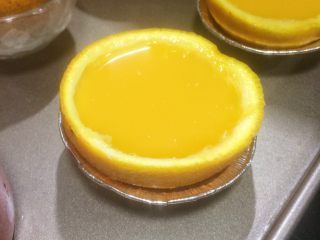 夏日小清新：橙子果冻,用蛋挞底托固定橙子也非常好。