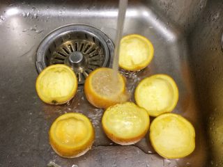 夏日小清新：橙子果冻,然后用清水冲洗干净，再用凉白开洗一下。