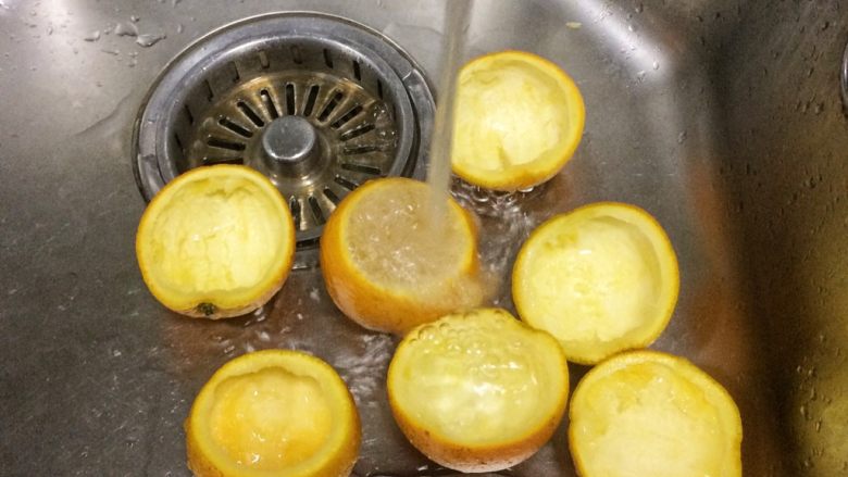 夏日小清新：橙子果冻,然后用清水冲洗干净，再用凉白开洗一下。