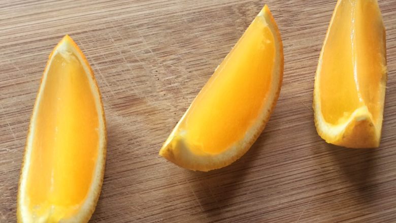 夏日小清新：橙子果冻,或者用刀切成小块，直接啃。