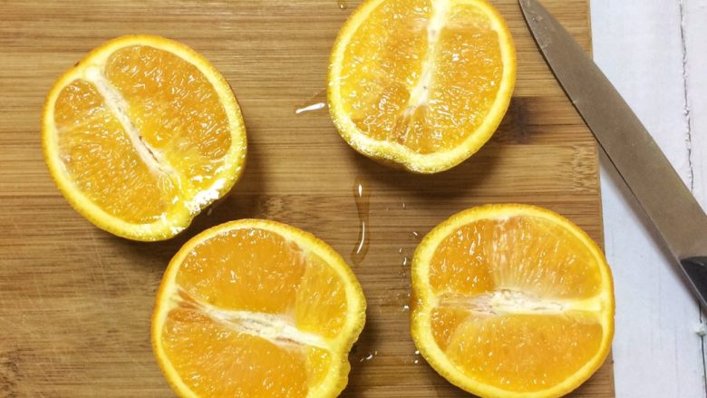 夏日小清新：橙子果冻,新鲜橙子切对半开。