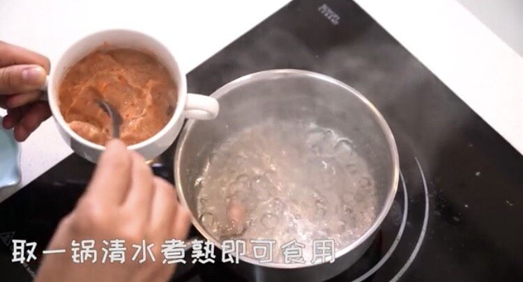 胡萝卜🥕鲜虾🦐丸,成泥后，煮开水，再用勺子🥄一勺子一勺子挖到开水里