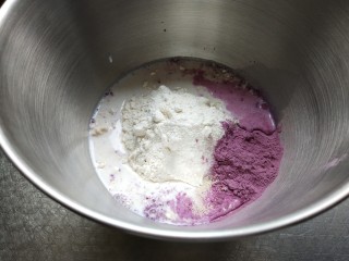 奶香紫薯馒头 ,将所有材料混合