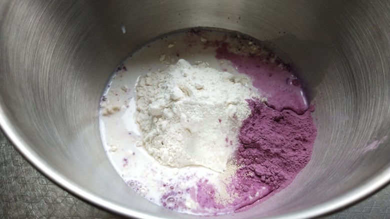 奶香紫薯馒头 ,将所有材料混合