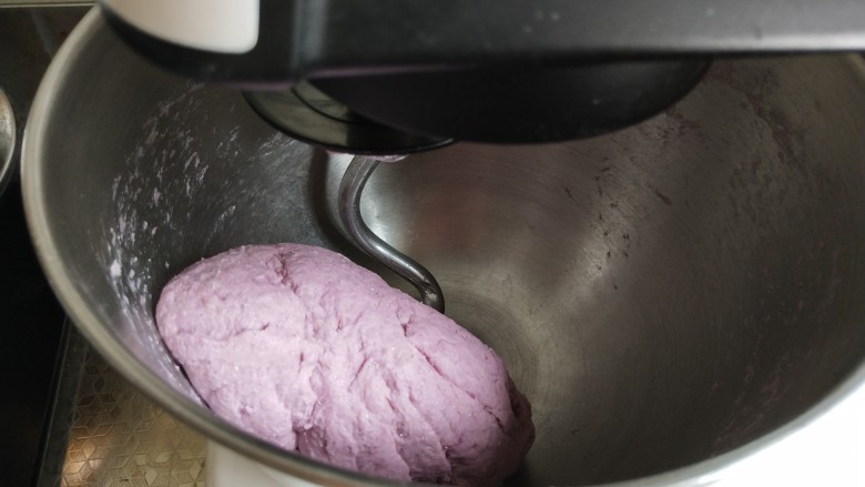 奶香紫薯馒头 ,改高速搅打成团，光滑