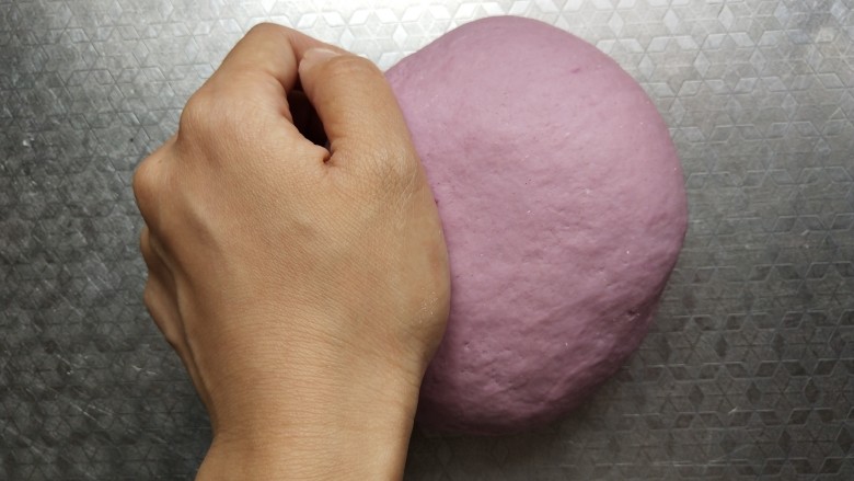 奶香紫薯馒头 ,取出用手再次揉至光滑细腻