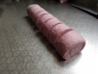 奶香紫薯馒头 ,平均一刀切，这里也可以直接搓圆做成圆形馒头