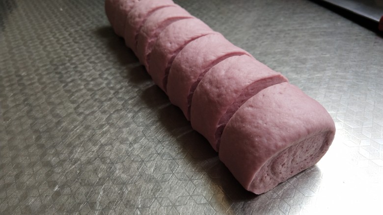 奶香紫薯馒头 ,平均一刀切，这里也可以直接搓圆做成圆形馒头