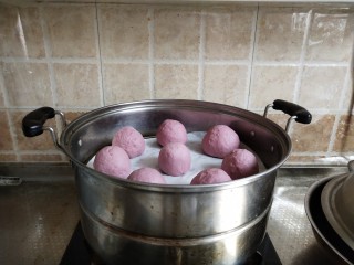 奶香紫薯馒头 ,这是圆形的馒头，发酵结束后直接开中火蒸15分钟，关火再闷2分钟取出