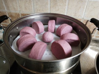 奶香紫薯馒头 ,锅里先烧温水不烫手，把摆好的馒头放上盖盖子进行发酵。大概20分钟就可以了