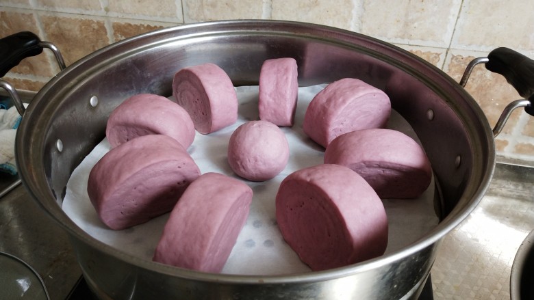 奶香紫薯馒头 ,锅里先烧温水不烫手，把摆好的馒头放上盖盖子进行发酵。大概20分钟就可以了