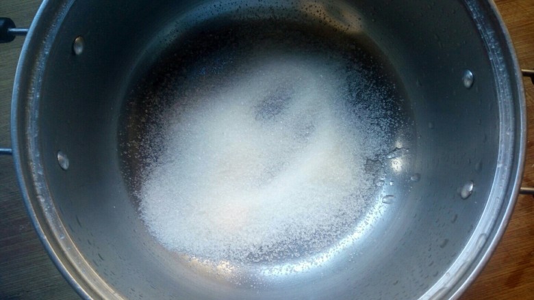 芒果布丁,奶锅里加入白砂糖。