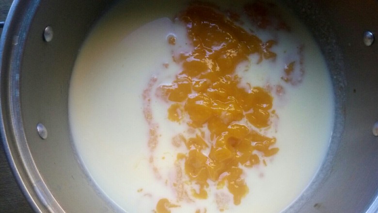 芒果布丁,将芒果泥全部倒入到放凉的牛奶液中，翻拌均匀至流质状态。