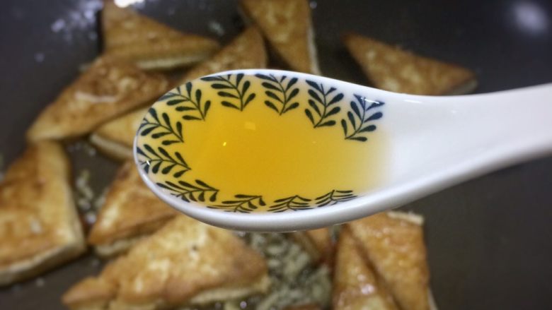 超级下饭的香煎豆腐块,<a style='color:red;display:inline-block;' href='/shicai/ 718'>料酒</a>2汤匙。

用的是普通的陶瓷汤匙量的份量。