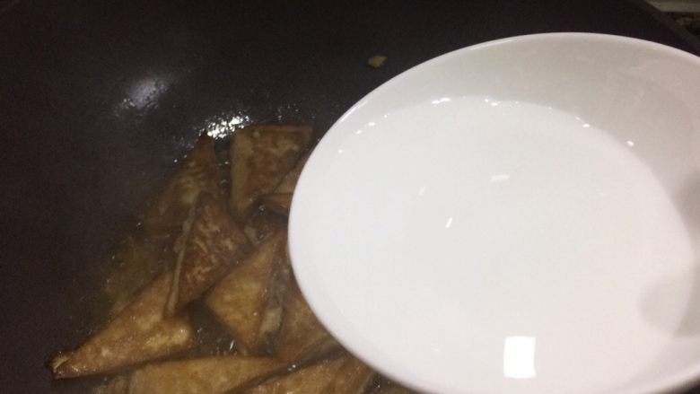 超级下饭的香煎豆腐块,清水半碗。