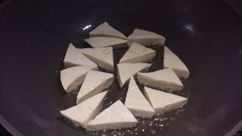 超级下饭的香煎豆腐块,油稍微放多一点。热锅后放入豆腐块小火煎。