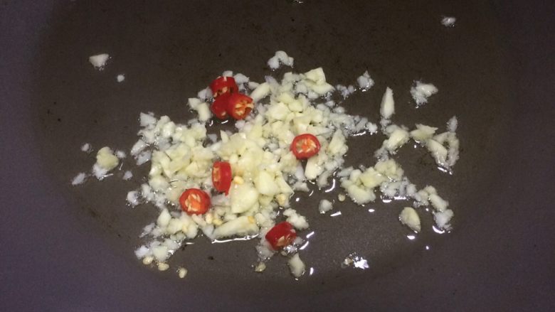 超级下饭的香煎豆腐块,放入蒜蓉和小米椒炒香。