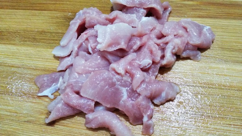 青红椒西葫芦炒肉片,瘦肉洗净切片