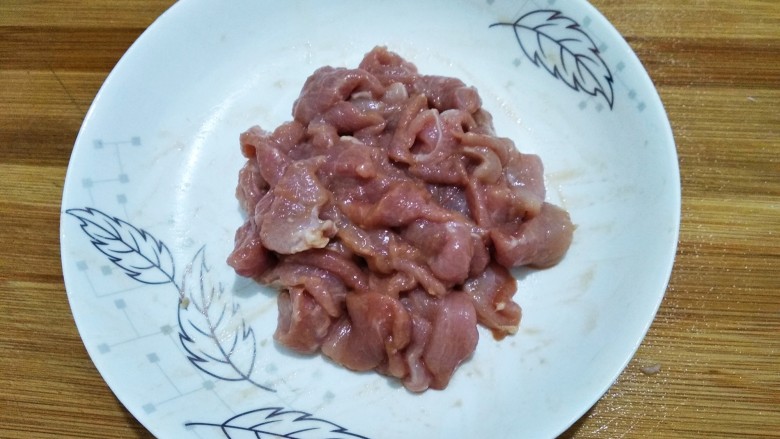 青红椒西葫芦炒肉片,抓匀腌五分钟
