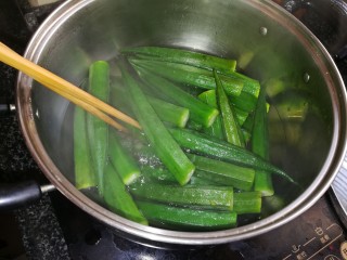 夏天最受欢迎的凉拌菜，植物伟哥，凉拌秋葵，你值得拥有,筷子翻动一下，就可以起锅啦