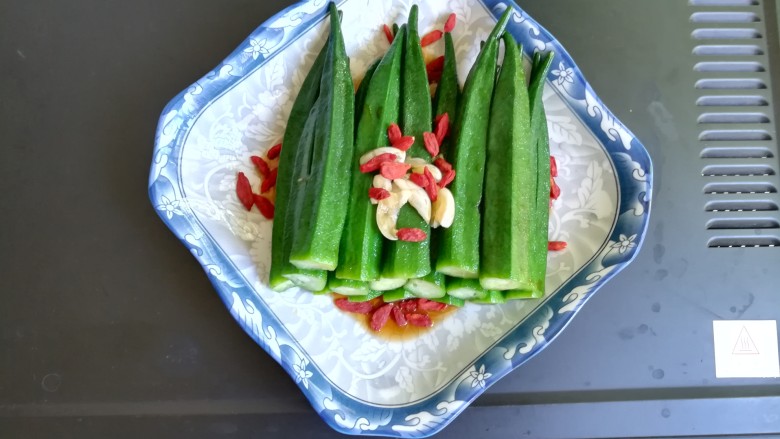 夏天最受欢迎的凉拌菜，植物伟哥，凉拌秋葵，你值得拥有,搅拌均匀即可摆盘了。