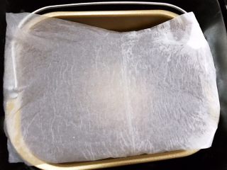面包机版无糖低脂全麦面包,面包桶盖上一张湿水不滴水的纸巾，开始进行一发（注意这时我们是常温发酵，不启动面包机的）
