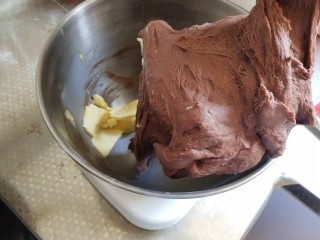 巧克力吐司,厨师机低速混合至无干粉，改高速搅打出厚膜，再放入软化的黄油继续高速搅打