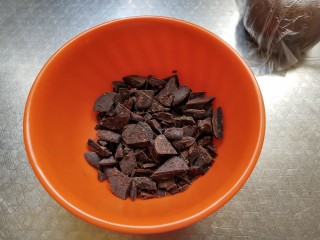巧克力吐司,黑巧克力切碎备用