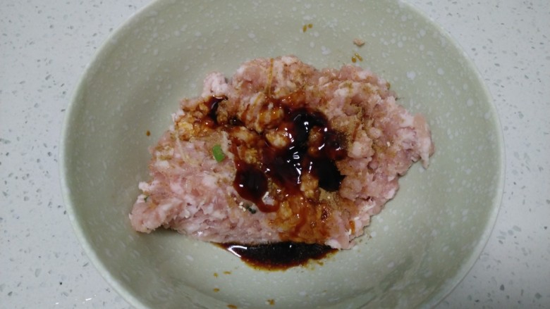 苋菜猪肉饺子,猪肉放入大碗里，加入上述调料。