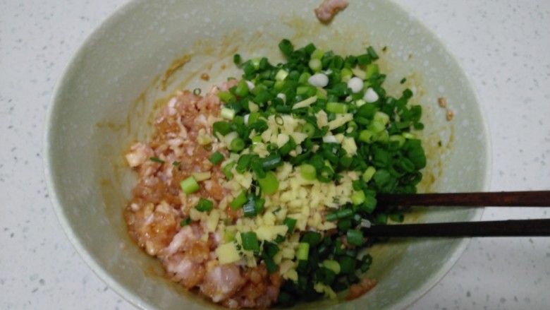 苋菜猪肉饺子,搅拌均匀后，加入小葱和姜末。
