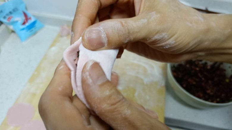 苋菜猪肉饺子,用手捏住两边。