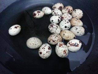 虎皮鹌鹑蛋,锅里加入适量水烧开后，把鹌鹑蛋放入锅中煮熟