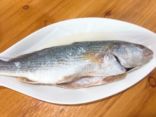 红烧春子鱼,用适量盐腌制5~10分钟
