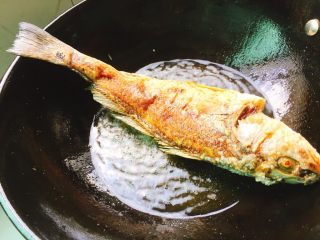 红烧春子鱼,两面慢火煎至金黄色即可盛出备用