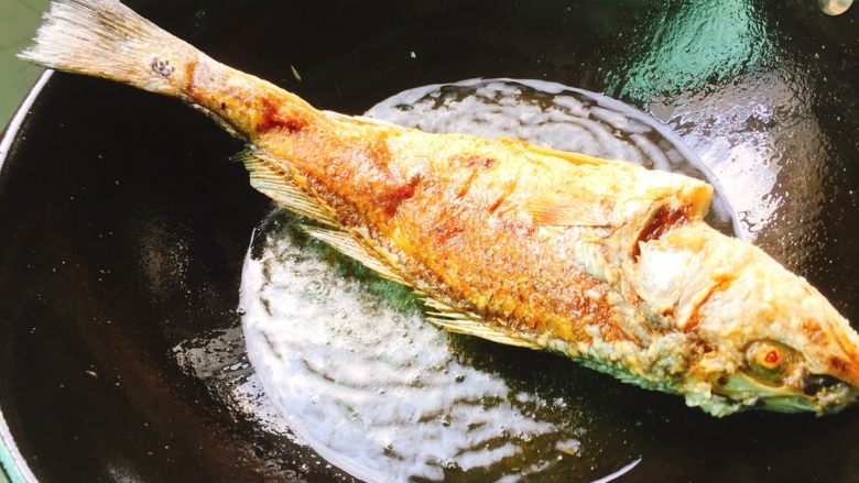 红烧春子鱼,两面慢火煎至金黄色即可盛出备用