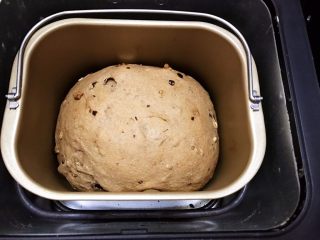 面包机版无糖低脂全麦面包,烘烤完成，取出放在晾架上凉至手温再切片密封保存，因为是纯全麦，所以发的不是很大