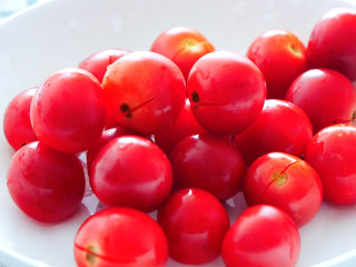 白梅蕃茄, 小番茄清洗干净，用刀在蒂上划一刀，利于去皮也便于入味.
 