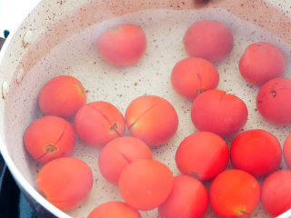 白梅蕃茄,沸水中烫10秒，捞出。