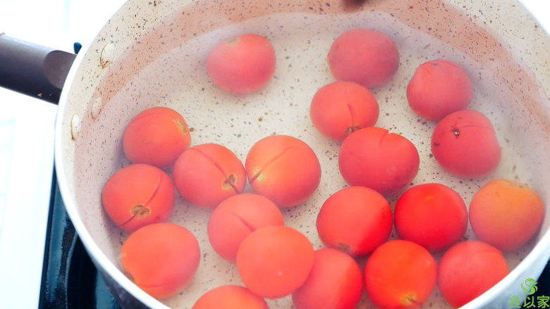 白梅蕃茄,沸水中烫10秒，捞出。