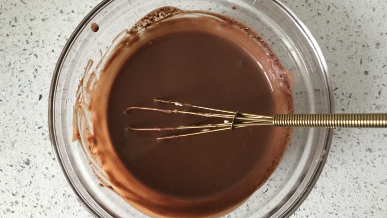 巧克力脆皮雪糕,搅拌均匀后放冰箱冷藏15分钟降温至冰凉。