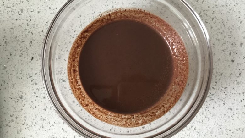 巧克力脆皮雪糕,隔水融化的的巧克力牛奶也同样用手抽搅拌至巧克力完全融化。