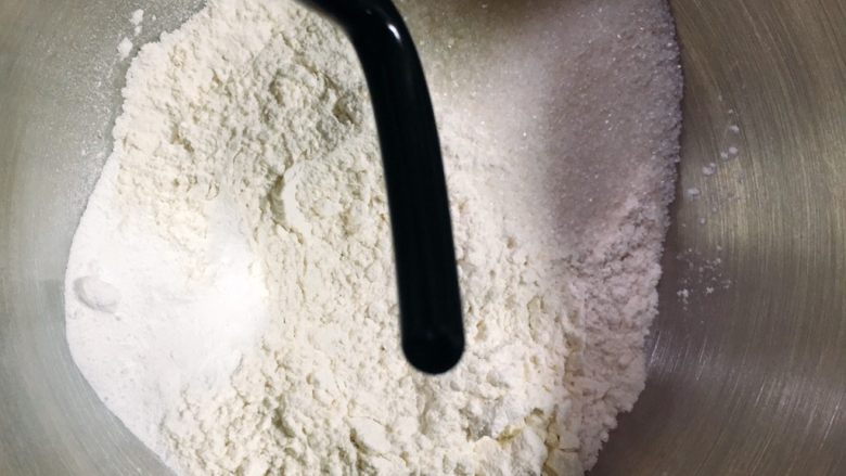 原味吐司,高筋粉放入厨师机内，加入盐和细砂糖。