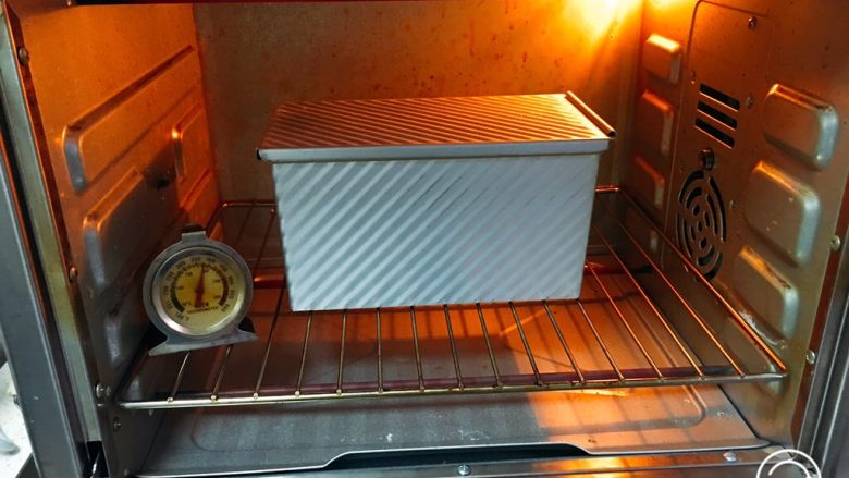 原味吐司,烤箱预热至190度，烤制40分钟。