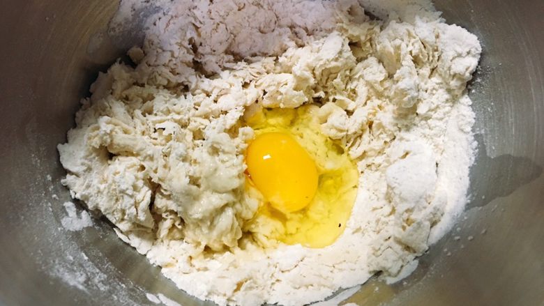 原味吐司,启动厨师机揉面二分钟后加入回温后的鸡蛋。