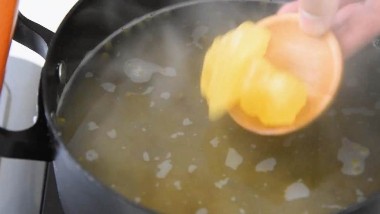 每个夏日必备的解暑佳品—绿豆百合汤,关火融化冰糖即可。