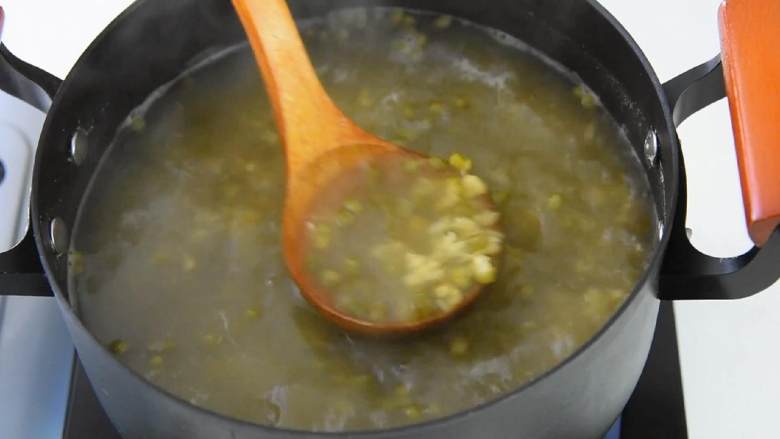 每个夏日必备的解暑佳品—绿豆百合汤,绿豆大火煮沸改中小火煮至皮豆分离。
