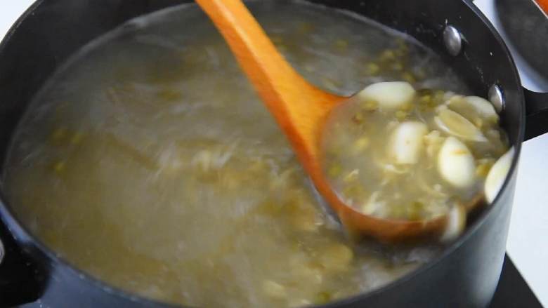 每个夏日必备的解暑佳品—绿豆百合汤,百合煮破散。